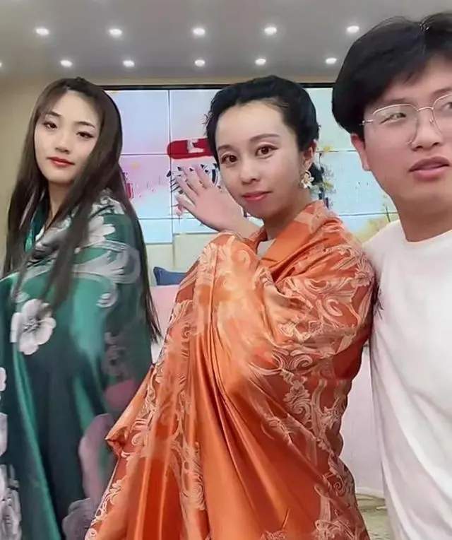 退休|田静弟弟直播中再谈许妈，望能帮忙照顾宝贝，退休后生活安排充实