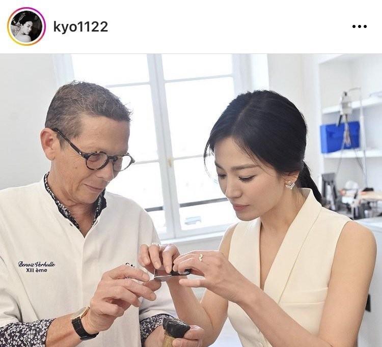 护肤 宋慧乔游巴黎行程超有气质，留着清纯的鲍伯发型，气质犹如女学生