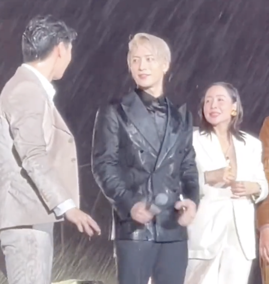 王嘉尔|王嘉尔向泰国粉丝行跪拜礼惹争议，曾在韩国拒绝向粉丝下跪被指双标