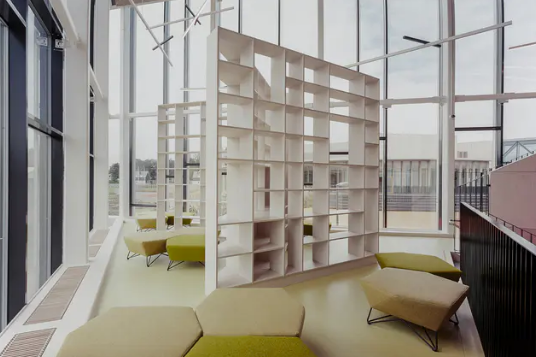 居然没有校门？拉脱维亚这所开放式国际学校的设计真是既实用又充满乐趣