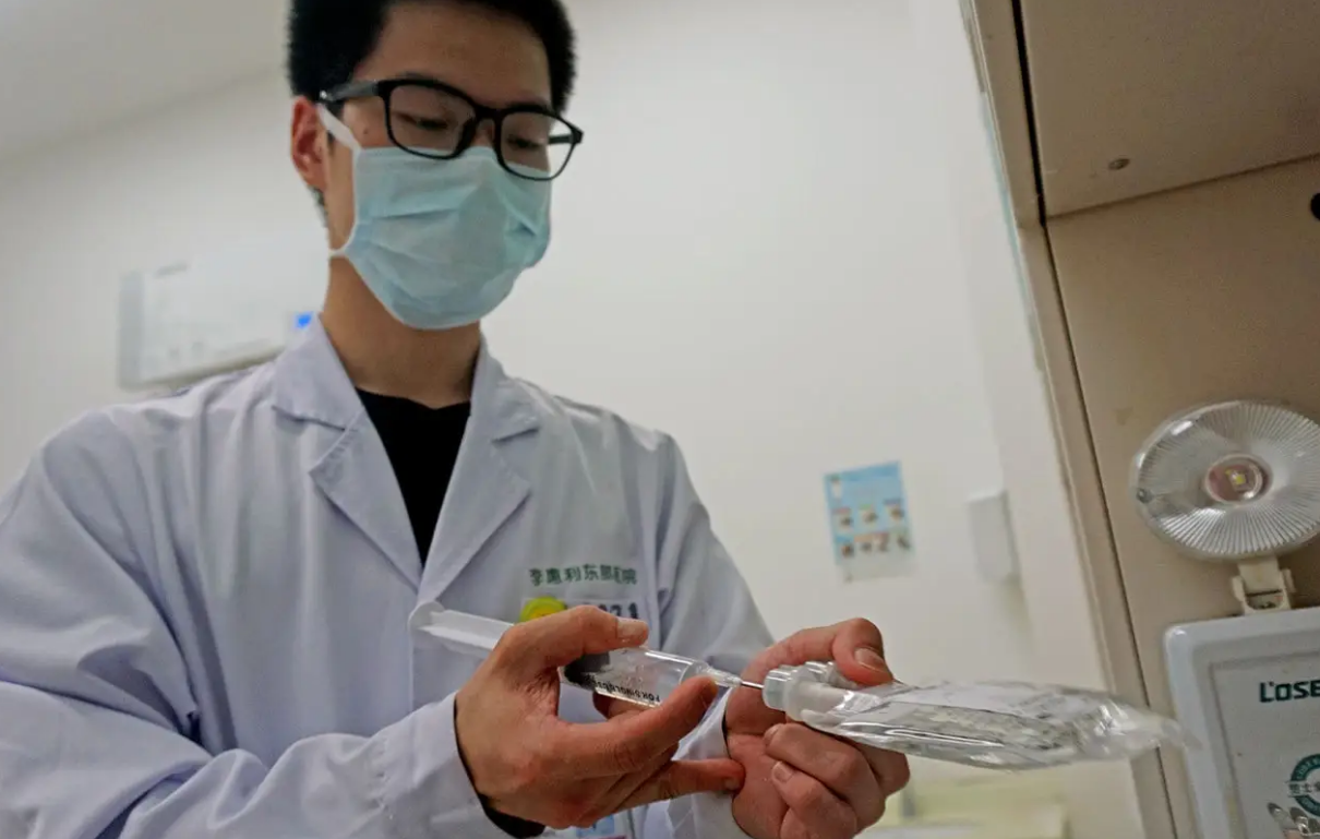 护士|男生报考护理专业,将来能闭着眼睛找工作?现实可能没有这么乐观