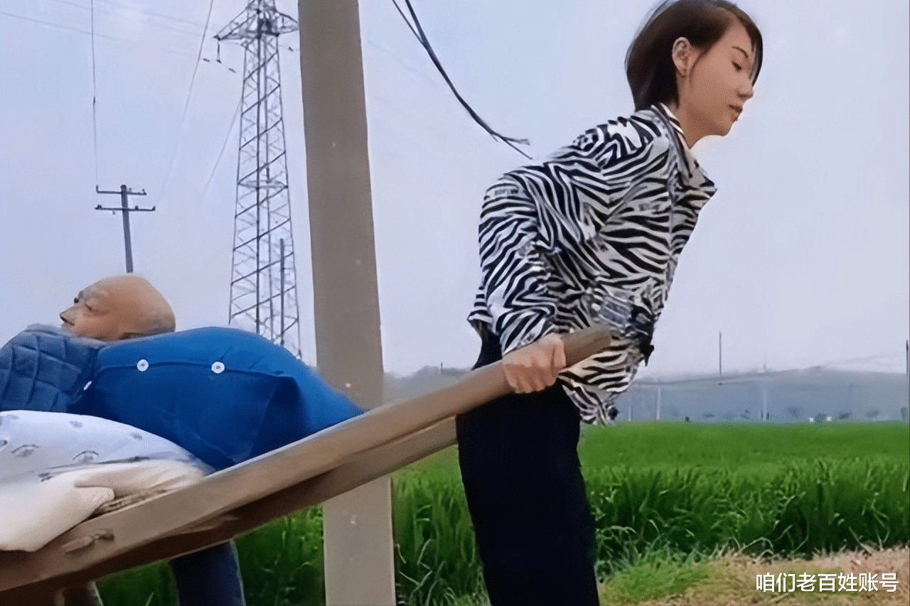 河南女子为照顾瘫痪父亲,年近40岁没有嫁人,孝心感动无数网友