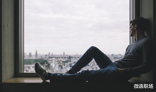 星巴克|35岁中产白领在星巴克不忍直视的一幕:如果有鞋穿,谁愿意光脚?