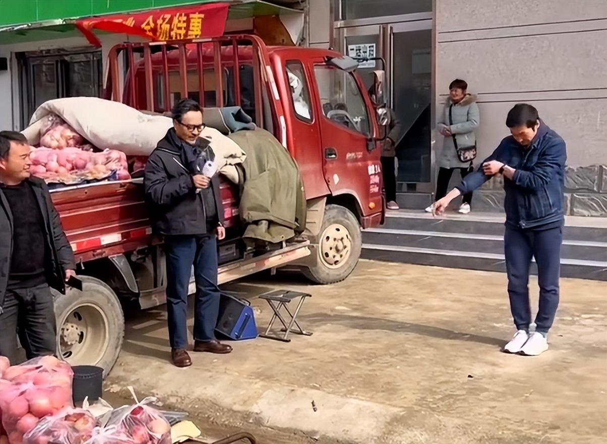 汪涵|汪涵在郑州街头卖水果被偶遇，生意异常