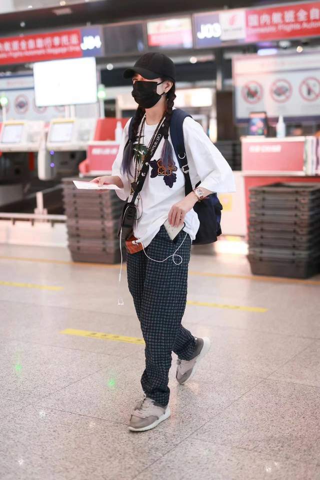 王浩信|赵薇消失近一年后，低调现身机场，新作已被袁泉替代，复出已无望