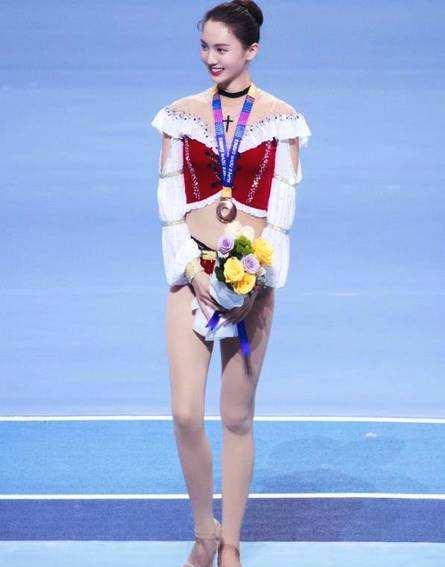 金晨|金晨坐的姿势火了，这个让妈妈嫌弃的坐姿，是不少女生的心头爱