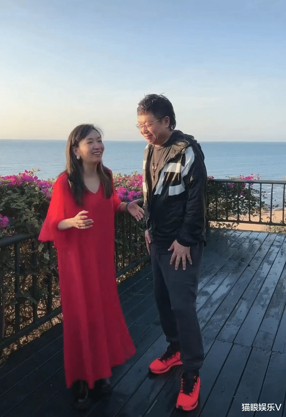 王芳|主持人王芳与搭档王为念海南游玩！身材臃肿小腹凸起，被疑怀二胎