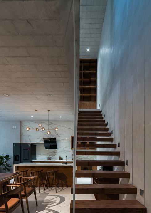 2天井搭建楼梯，将四层小楼拆分为二，190天井房不输带院别墅