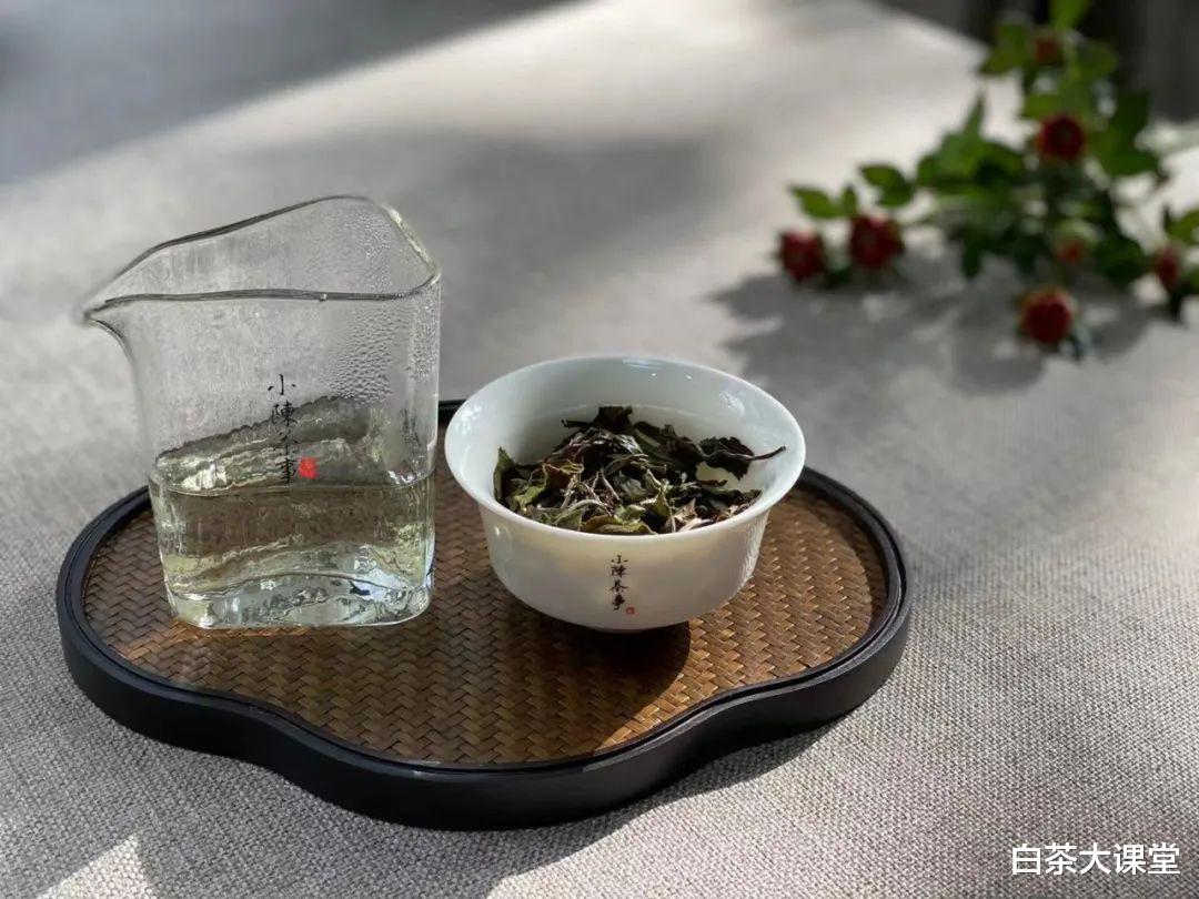 |盖碗泡白茶，闷泡除了会将茶味泡浓，也会导致泡茶烫手吗？