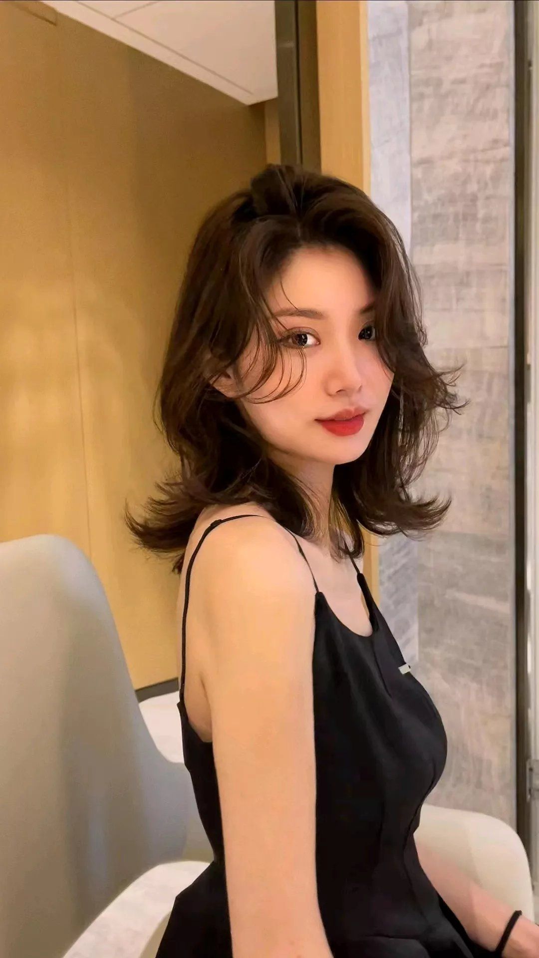 发型 最美女士发型15款，利落修颜显气质，剪完让你大变样