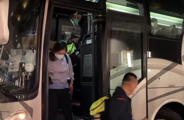 莎莎|中国乒乓球队抵达新加坡，莎莎看镜头好可爱，曼昱帅气发型很亮眼