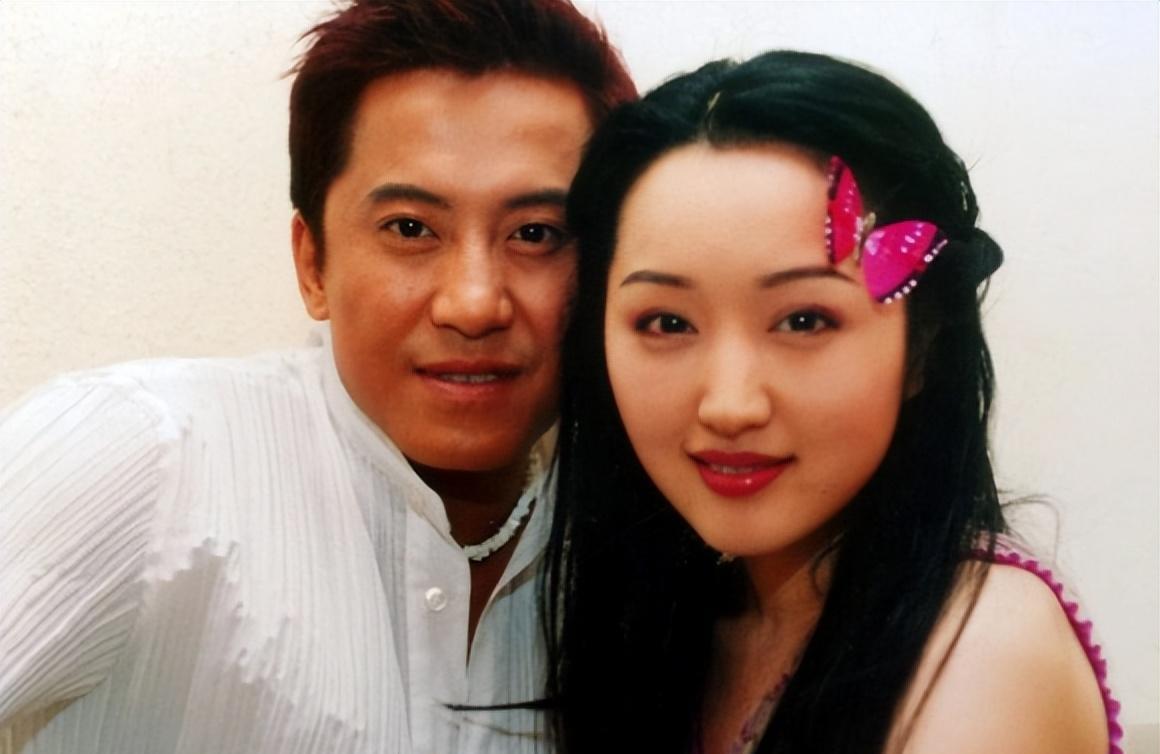 杨钰莹|杨钰莹：频繁到小县城商演，卖力演出却无掌声，既寂寞又显得落魄