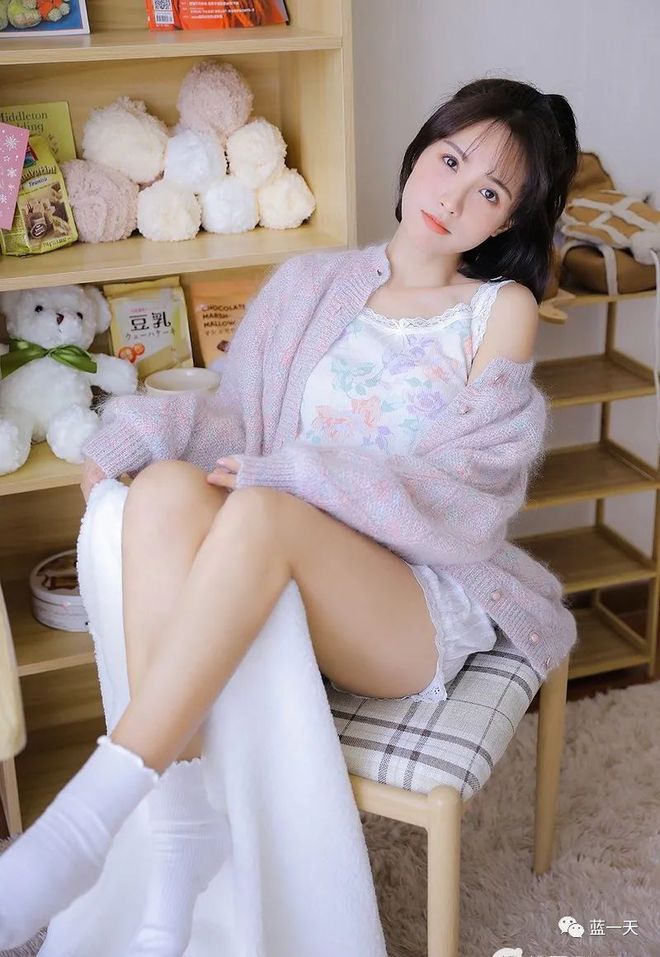 公交车上被挤到一个男生的怀里。。。