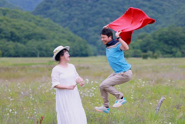 |与余秀华分手11天后，杨槠策带“新欢”旅行，俩人秀恩爱忽略女儿