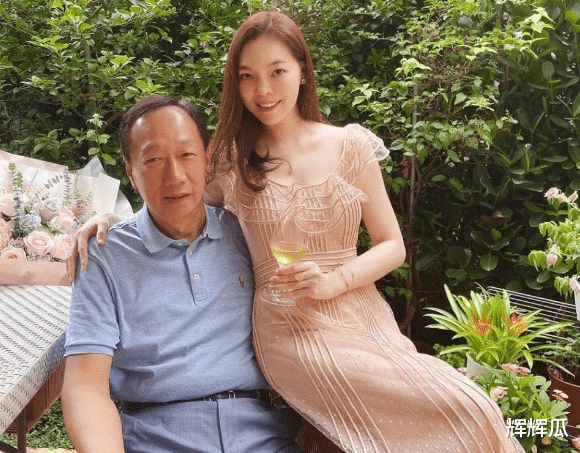 演唱会|富士康老板一家现身演唱会,母亲坐轮椅,娇妻素颜暗沉!