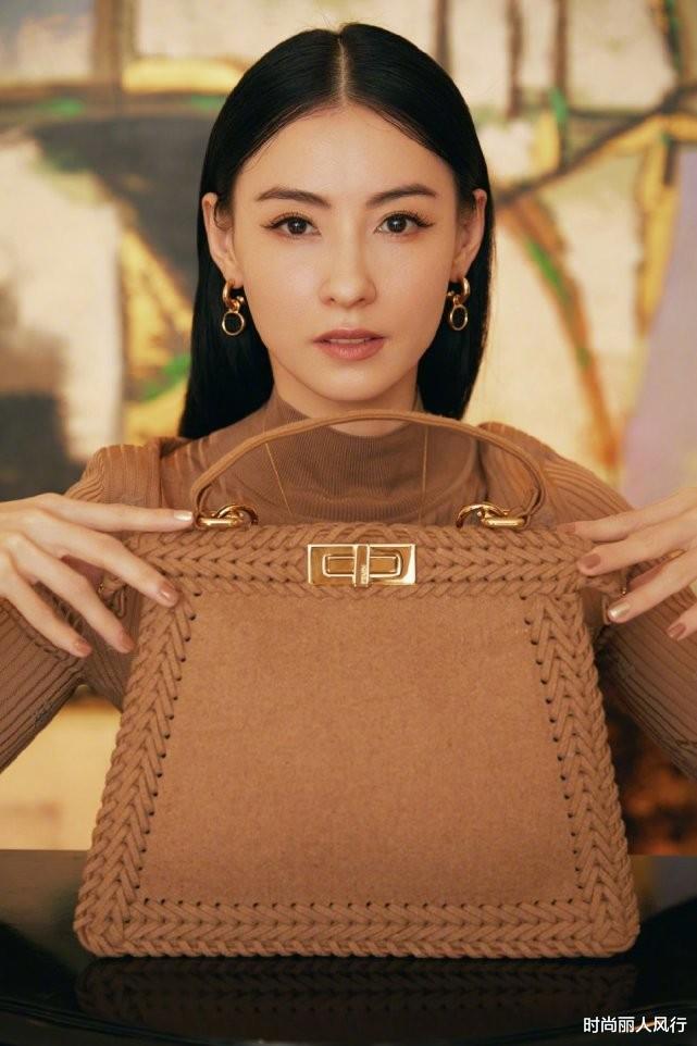 张柏芝|张柏芝为拍大片豁出去了！素颜为顶奢国货拍广告，穿针织衫太随意