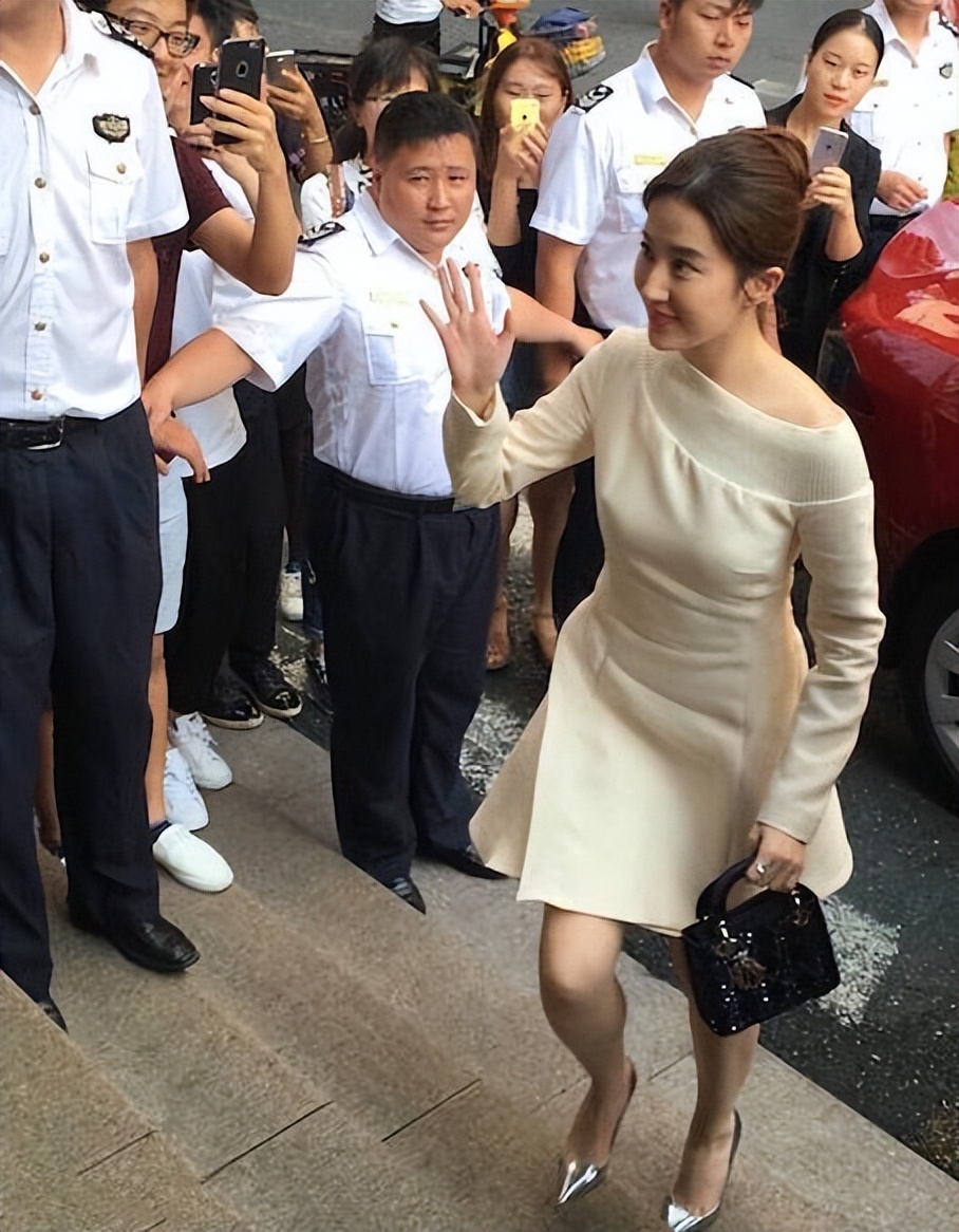 刘亦菲|刘亦菲无修生图,穿白裙露甜笑似仙女,身材微胖也难掩骨子美
