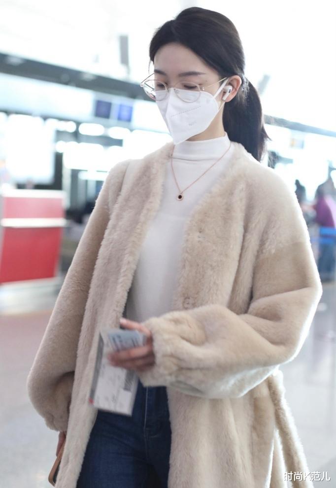 资生堂 28岁陈瑶穿白色毛绒大衣走机场，扎低马尾发型，温柔又恬静！
