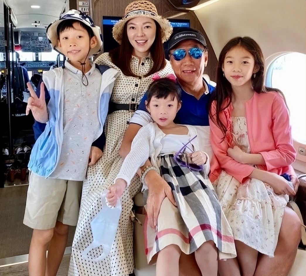 曾馨莹|曾馨莹：400亿阔太，结婚14年生3胎，还想为70岁的郭台铭拼4胎