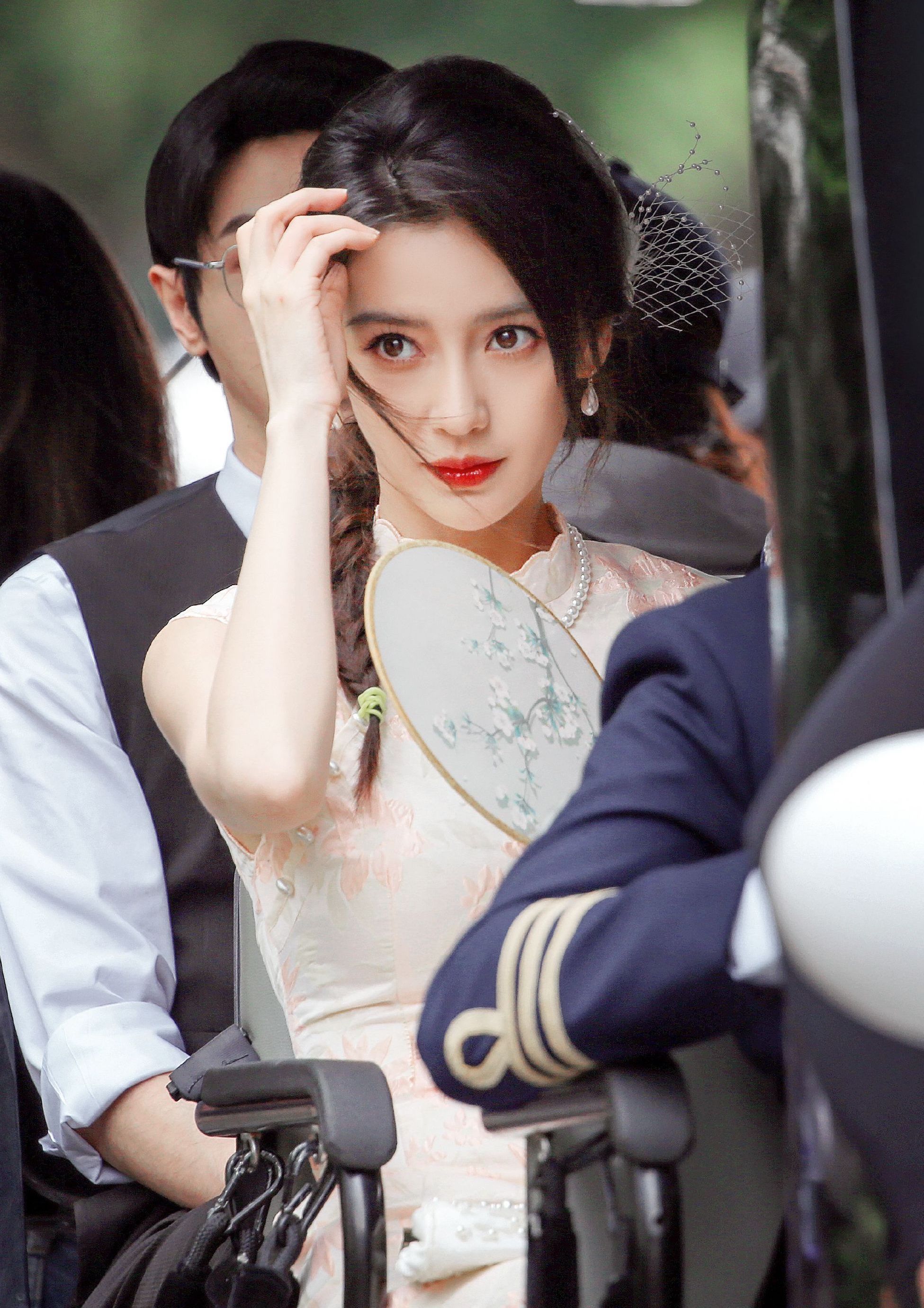 Angelababy|Angelababy美少女养成记，童年时期好似萝莉，精致得像个瓷娃娃