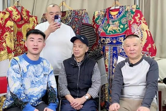 德云社|德云社陶阳深夜发文，晒后台合影备受关注，陶老板是真“宠粉”