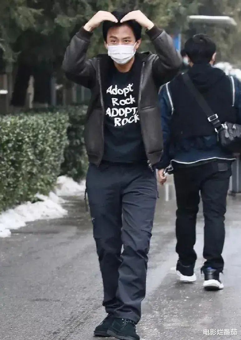 春晚|春晚二次联排：张小斐美目顾盼，邓超比心暖人，吉克隽逸红裙吸睛