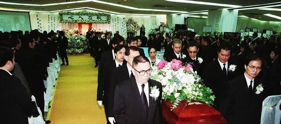 罗文|2002年“妖王”罗文去世,葬礼轰动全港,刘銮雄为何会被赶出灵堂