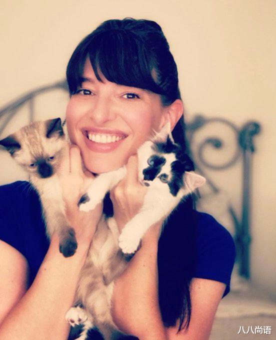 林赛|女星林赛去世，遗体被毯子包裹车内到处都是药丸，伊莱恩发文悼念