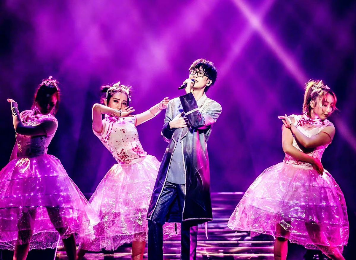 许嵩|许嵩冯禧恋情曝光,粉丝大方送祝福,女方过往的恋爱史被扒了出来