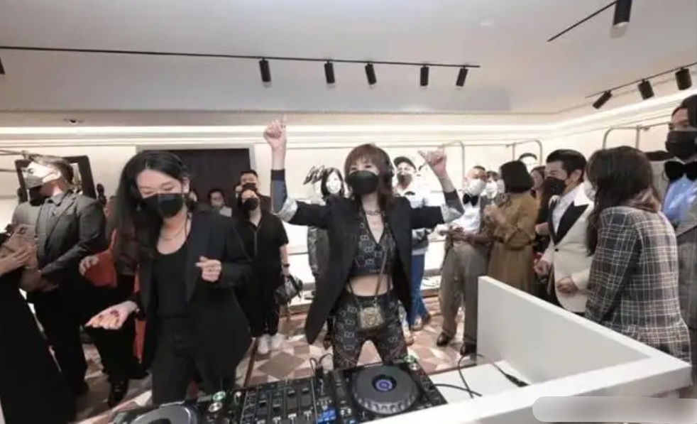 张曼玉|整容失败？57岁张曼玉罕见现身模样大变，脸部僵硬鼻子又高又直