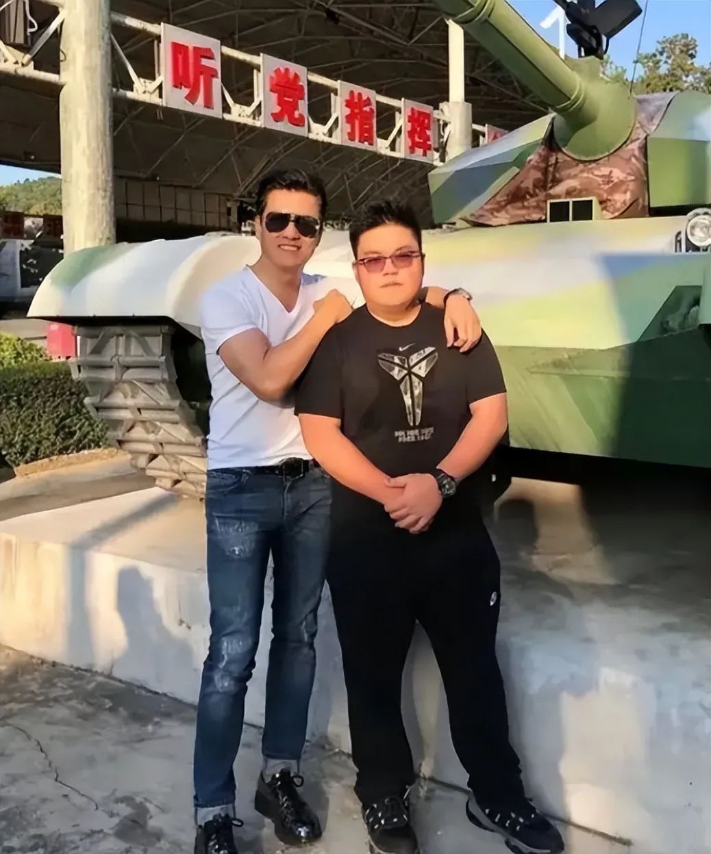 吕良伟|吕良伟儿子才20岁体重快200斤，五官和爹宛如复制粘贴，同框老爸像兄弟