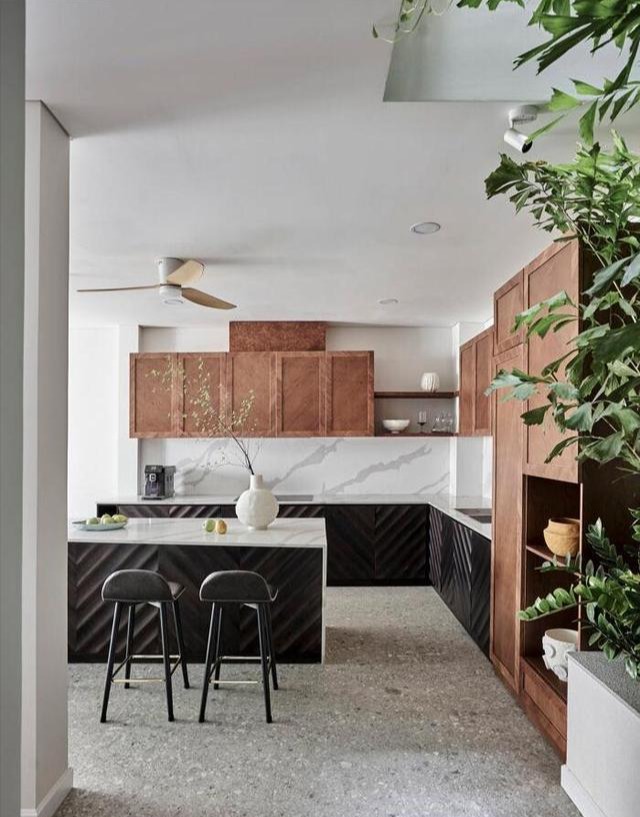 联排别墅翻新下，果然大变样！有院子有车库，家里旋转楼梯也不赖