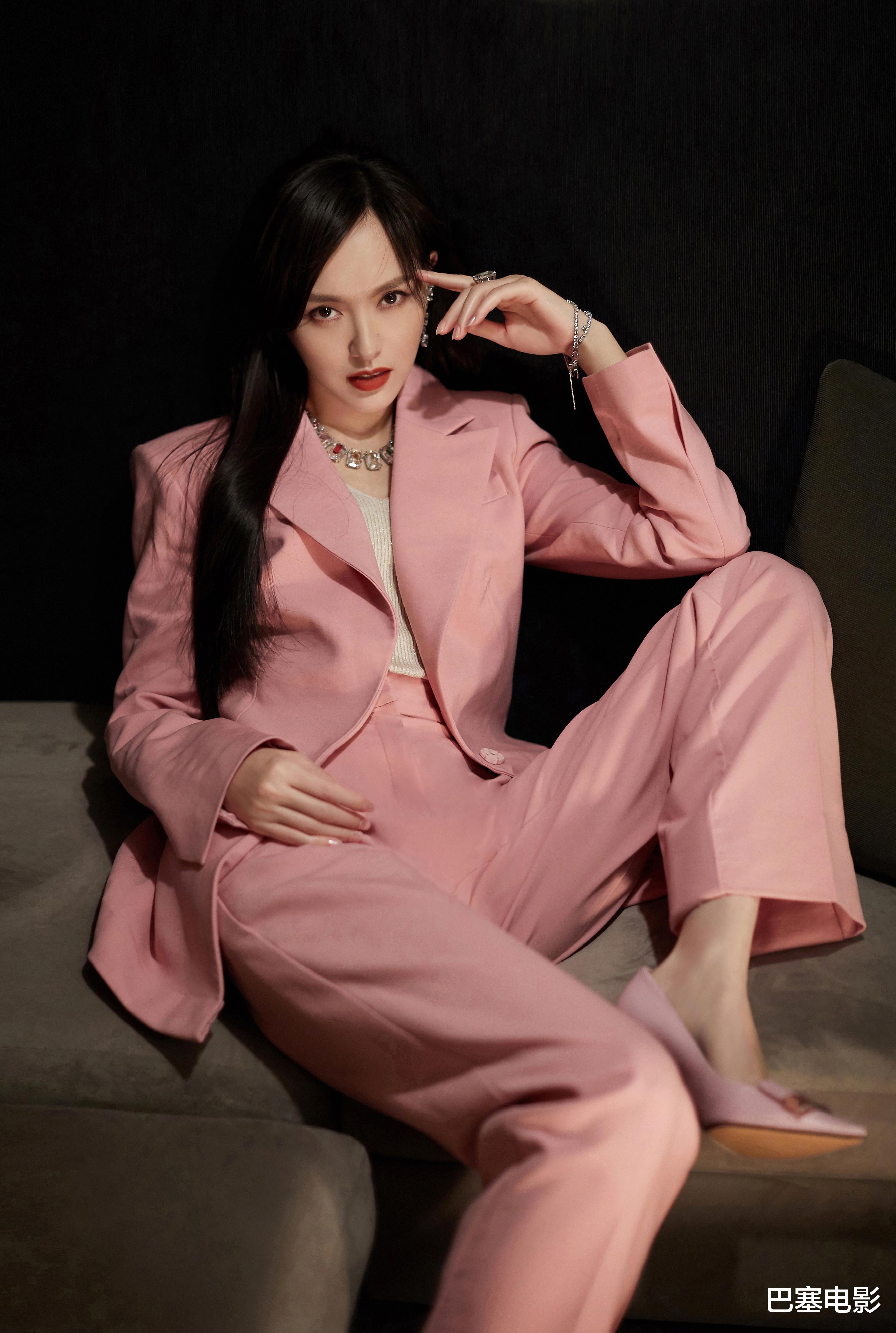 杨幂|娱乐圈女“西装大佬”，各有各美，这眼神和氛围，一个字，绝