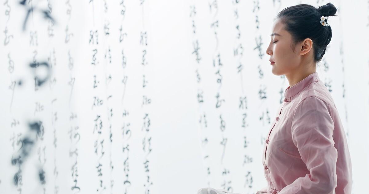 冥想|贾浅浅：《冥想》赏析，我打坐时，呼吸完成了一个大周天