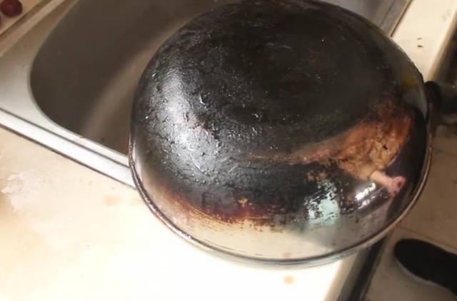 锅底“黑垢”别用钢丝球蹭,教你这样做,旧锅变新锅!