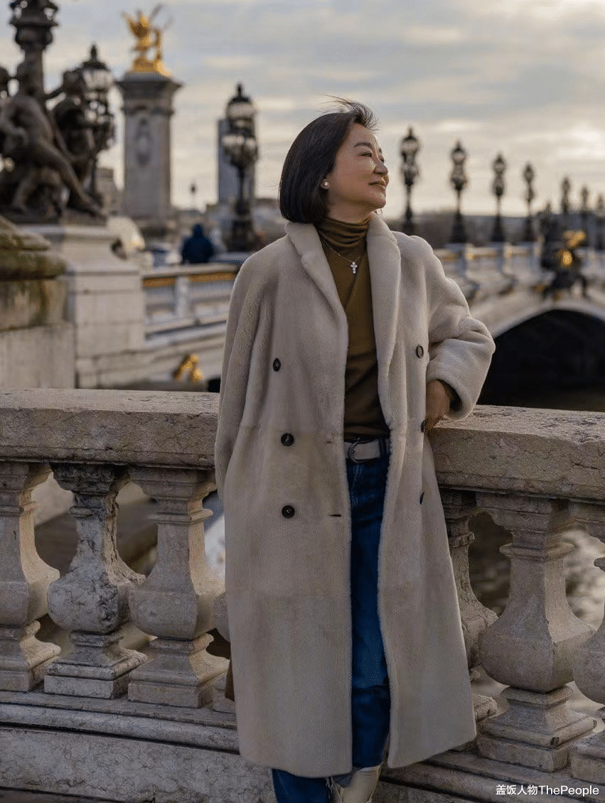 写真|赵雅芝前凸后翘、秦岚水蛇腰、张小斐秀美背…女星兔年写真也内卷