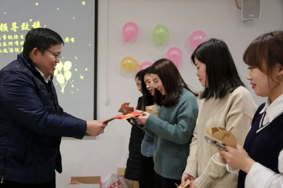 年终奖|“我们部门不要年终奖”,经理拿下属奖金送人情,职场有没有底线