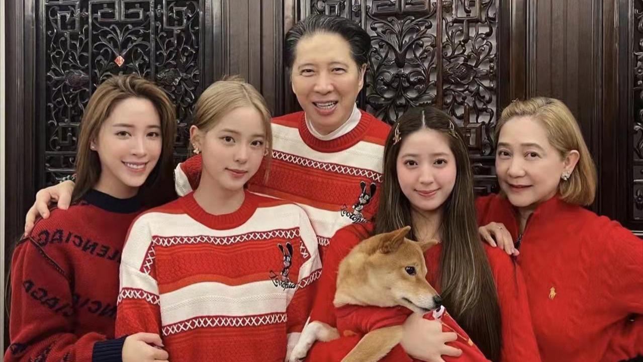 欧阳娜娜|欧阳娜娜晒一家五口过年新衣，三姐妹衣服区别大，爸爸被指偏心