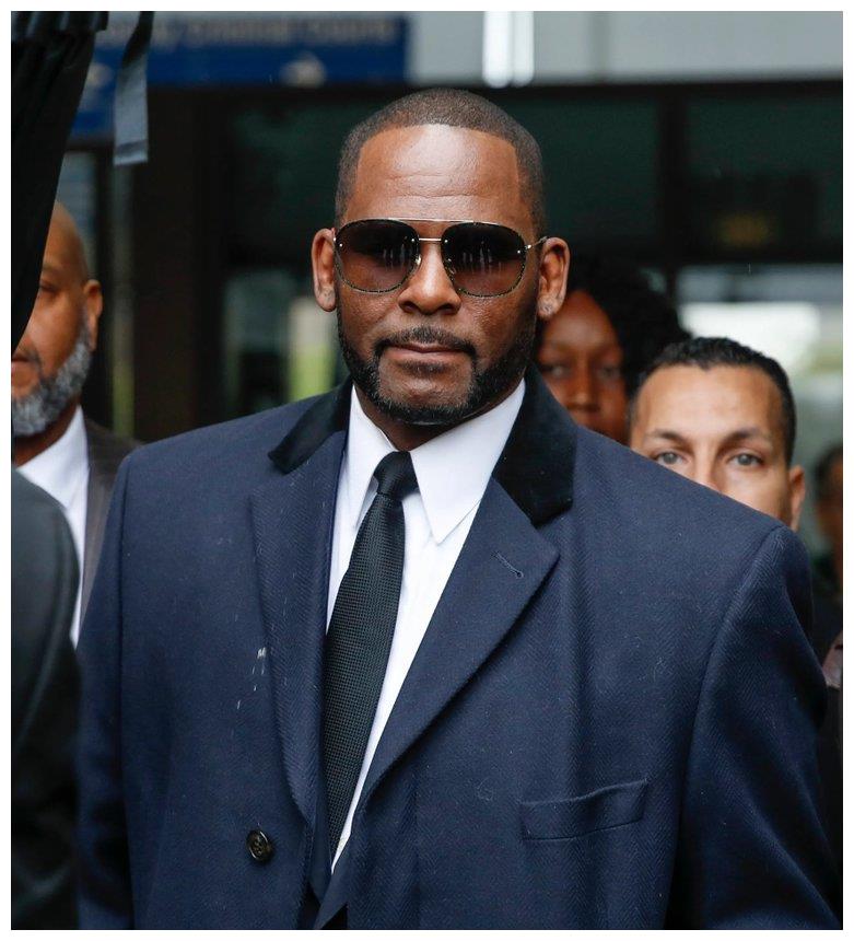 经典|今日欧美圈:Travis Barker紧急入院,艾薇儿故地重游还原经典