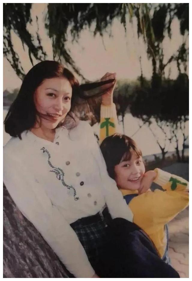 岳红|演员岳红：没出月子就被离婚，单亲妈妈32年，如今她还好吗？