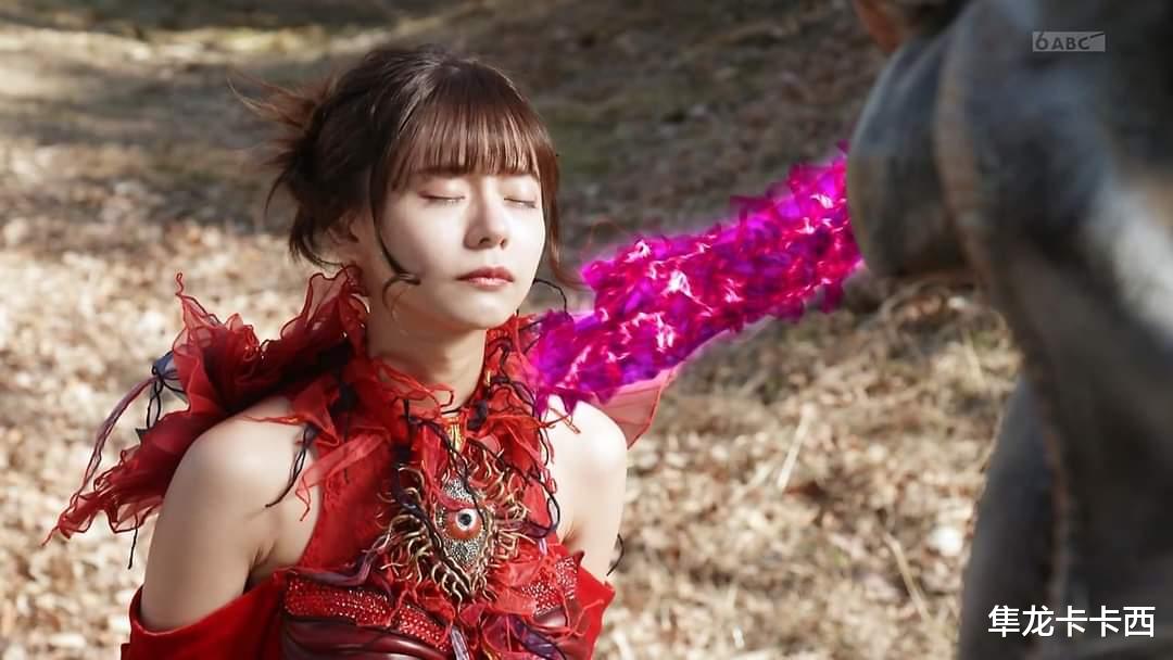 |假面骑士revice阿基蕾拉向基夫申请融合降临 基夫:只有巴掌降临