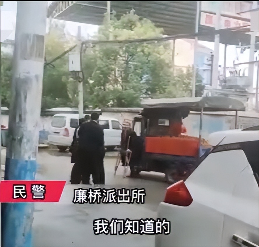 湖南一城管当街掌掴商贩,被打商贩不还手,最新消息来了