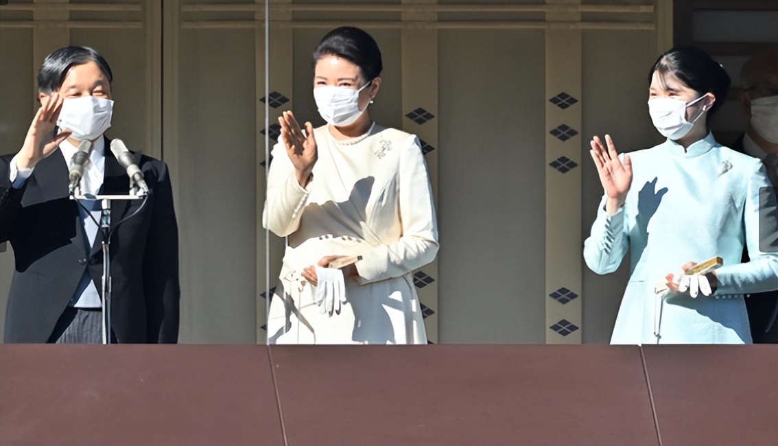 日本皇室齐聚阳台见民众!爱子公主穿的旗袍?和民众打招呼女神范