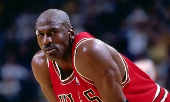 公牛队|LeBron不用像科比招待那样打球，他会有可靠的帮手实现他传球的价值。