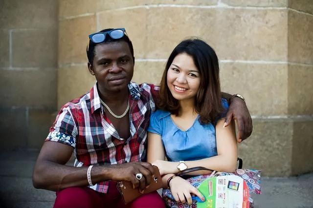 中国首位公开艾滋病的名校女大学生:被黑人男友传染,仍爱他很深!