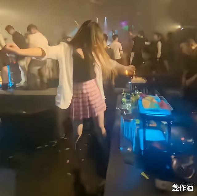 年轻女孩夜场上班,下班抱着垃圾桶狂吐不止,网友:同情但不推崇