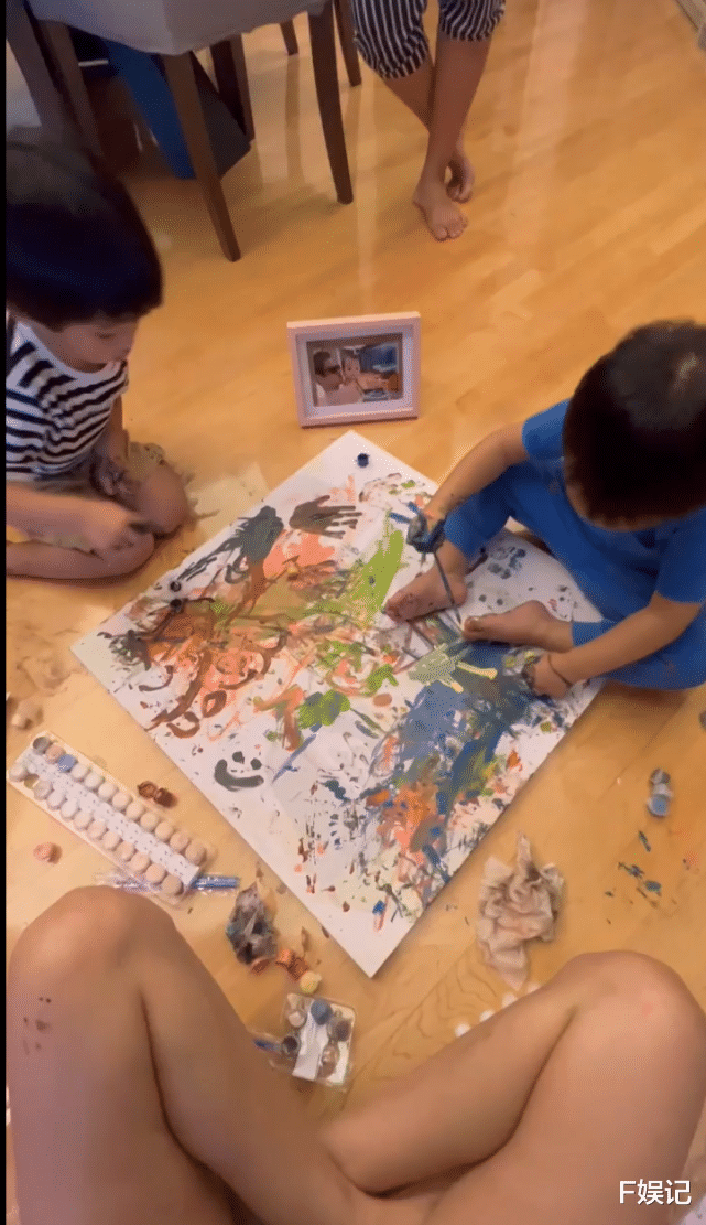 郑嘉颖|儿子在陈凯琳帮助下画出父子温馨画作 郑嘉颖高兴地亲吻儿子脸颊