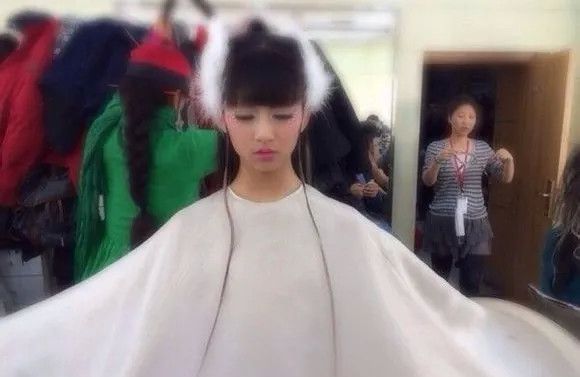 小彩旗|15岁小彩旗在春晚连转4小时,不吃不喝不上厕所,这么转的意义是什么