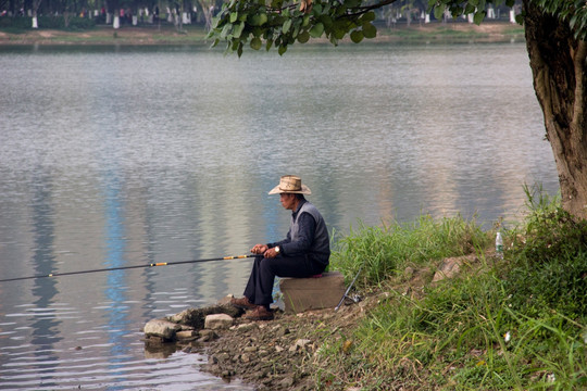 饵料|钓友们都知道抽窝子聚鱼快，但不注意这4点，很可能做成无用功