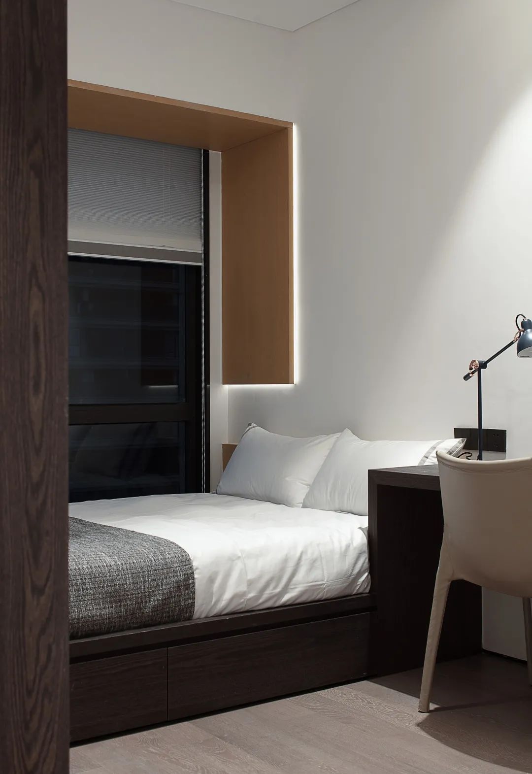 150㎡现代极简,净白的墙面,加入木质感,满屋自然轻松的体验